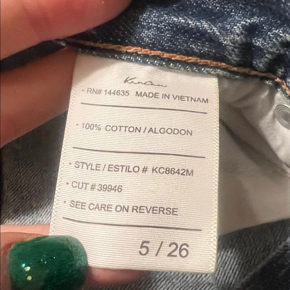 NWOT Junior’s Cropped Straight Leg Distressed Light Wash Jeans Size 5/26 - Picture 9 of 11